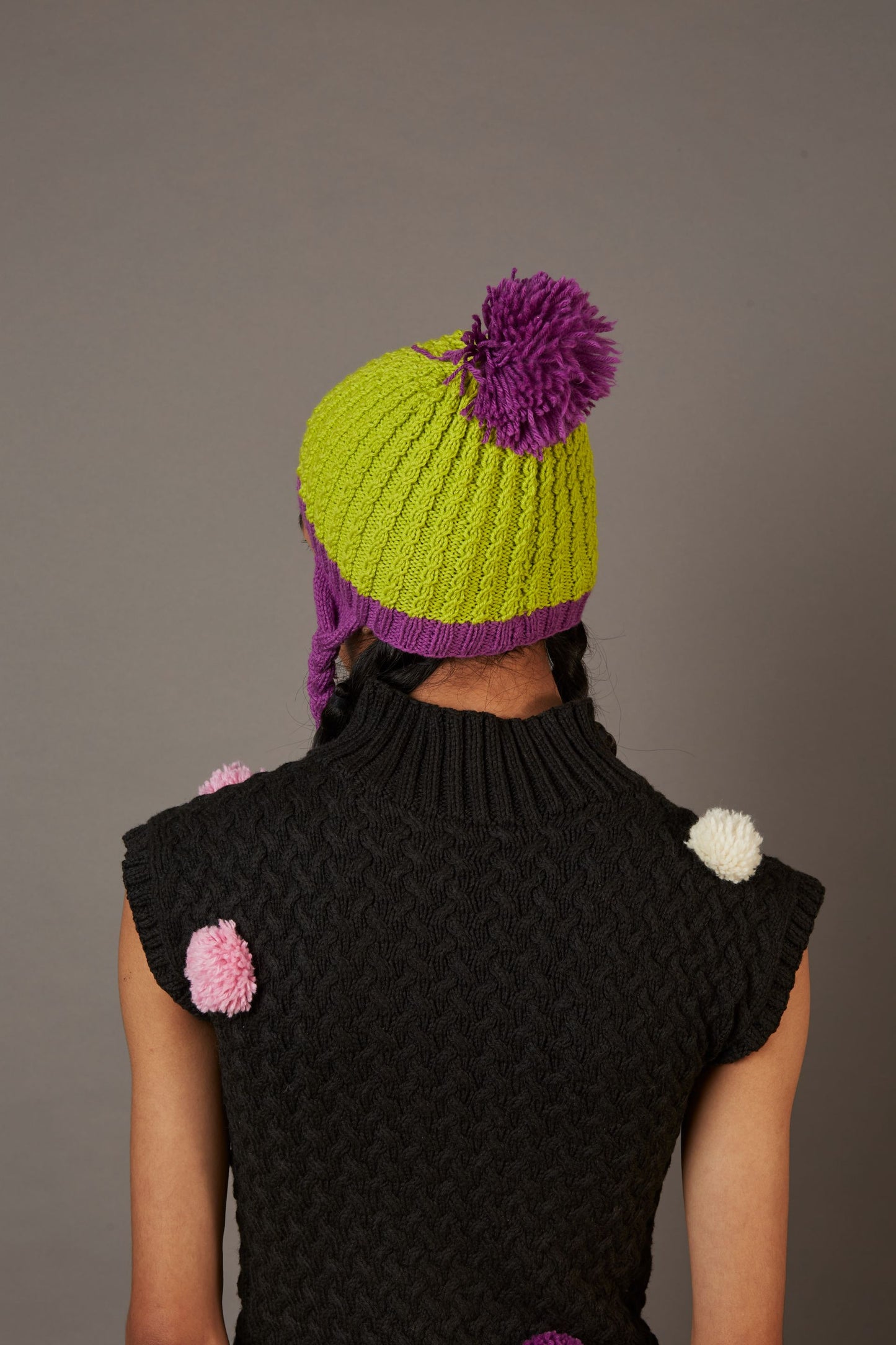 QUOD LOVE IN TOKYO BEANIE WITH BRAIDS IN ORGANIC WOOL IN PURPLE AND LIME