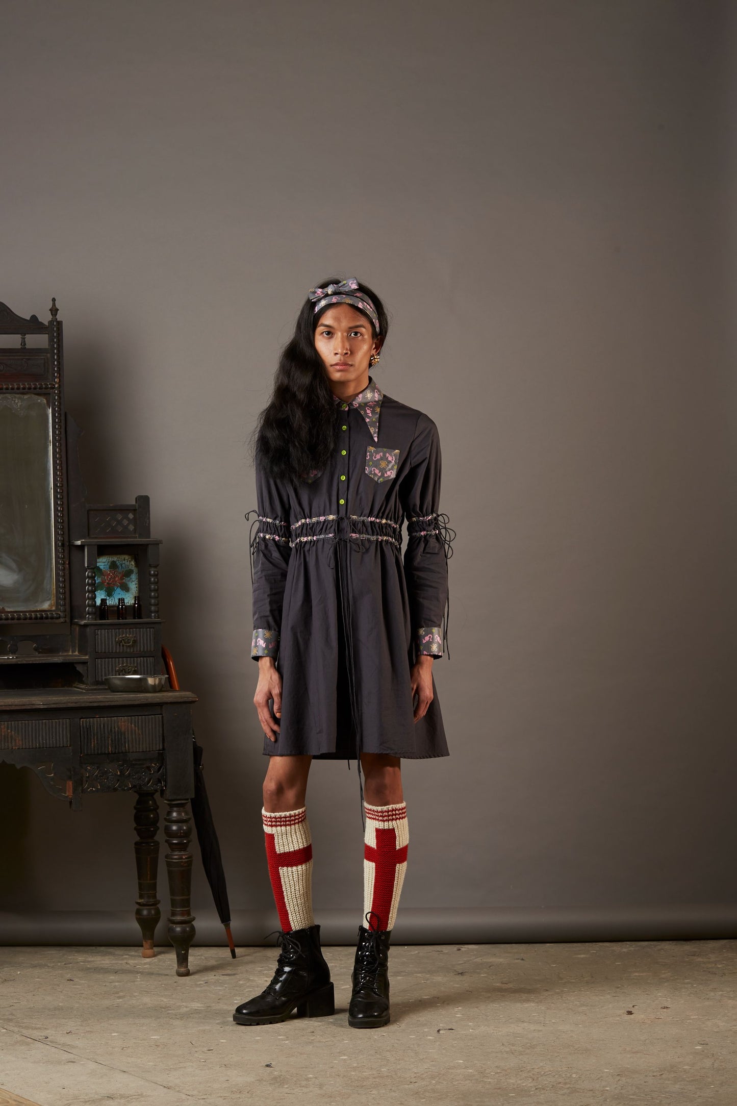 QUOD LONG CROSS SOCKS IN ORGANIC WOOL IN OFF WHITE