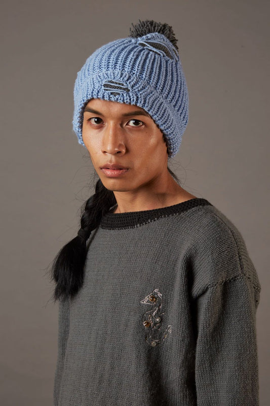 QUOD LOVE IN TOKYO BEANIE WITH RIPS IN ORGANIC WOOL IN ICE BLUE